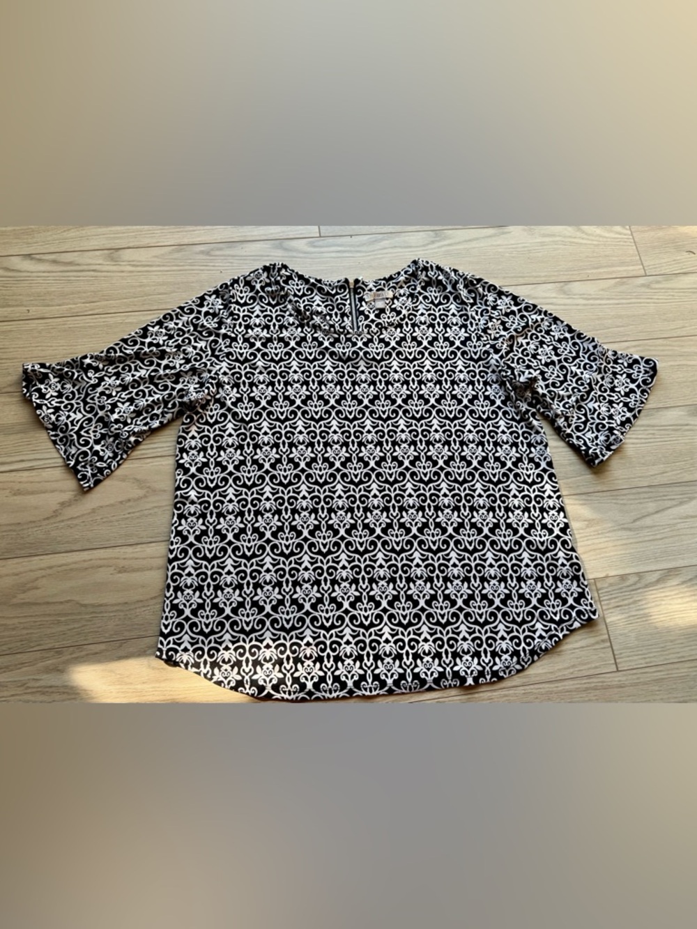 Roz & Ali Black and White Patterned Bell Sleeve Top